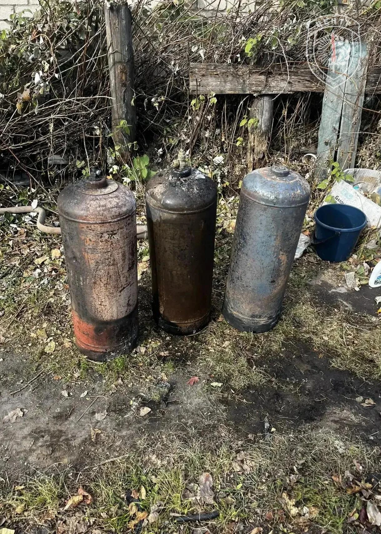❗️Угроза взрыва: три газовых баллона вынесли из огня в селе Амурской области
