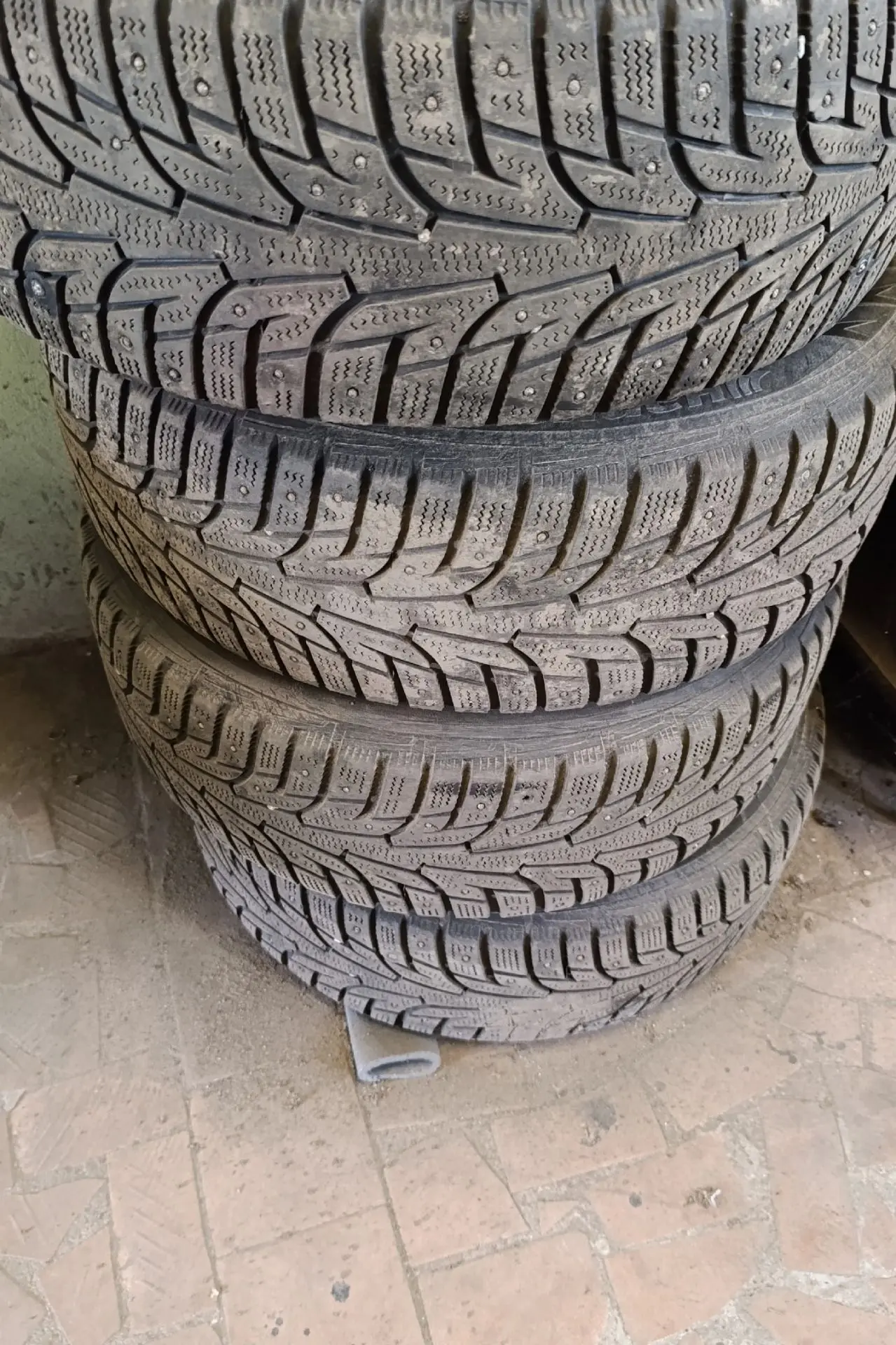 Продам зимнюю резину Hankook (без дисков) R17, 215/55 Цена 8000 руб. Торг при осмотре. ...