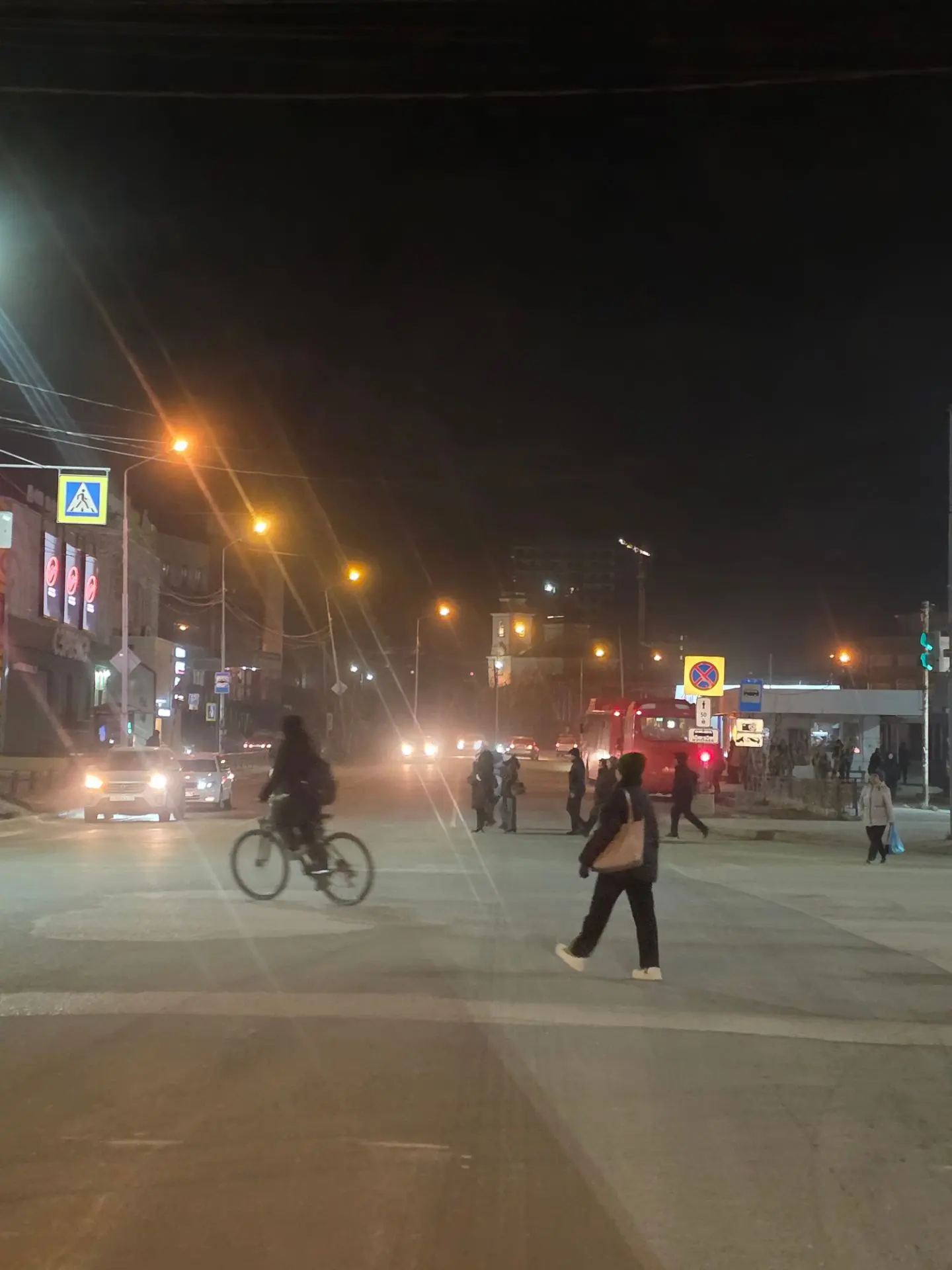 Город весь то ли в дымке, то ли в пыли.