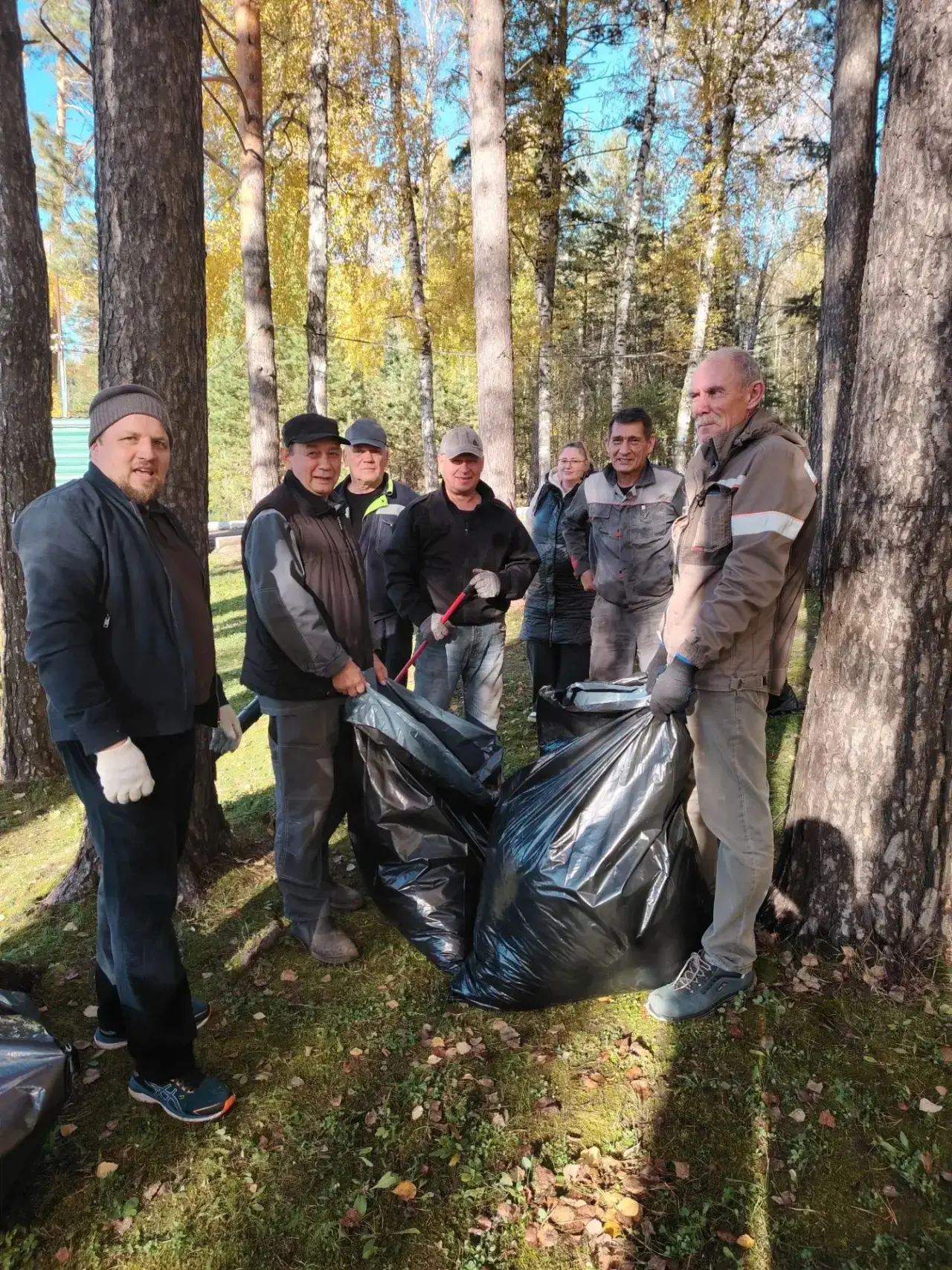 🌲Сотрудники МАУ «СОК Лесной» дружно потрудились на осеннем общегородском  субботнике н...