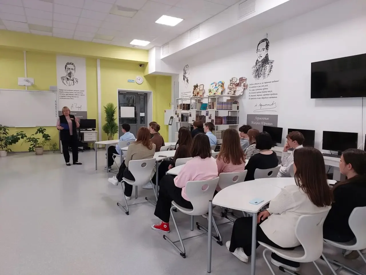 Сегодня, 16 октября ученики 10А-3 класса в рамках урока обществознания посетили школьну...