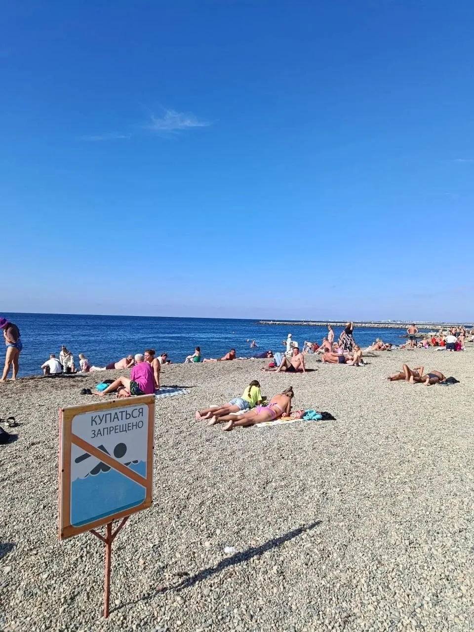 А в Анапе продолжается лето, хотя многие пляжи уже официально закрыты