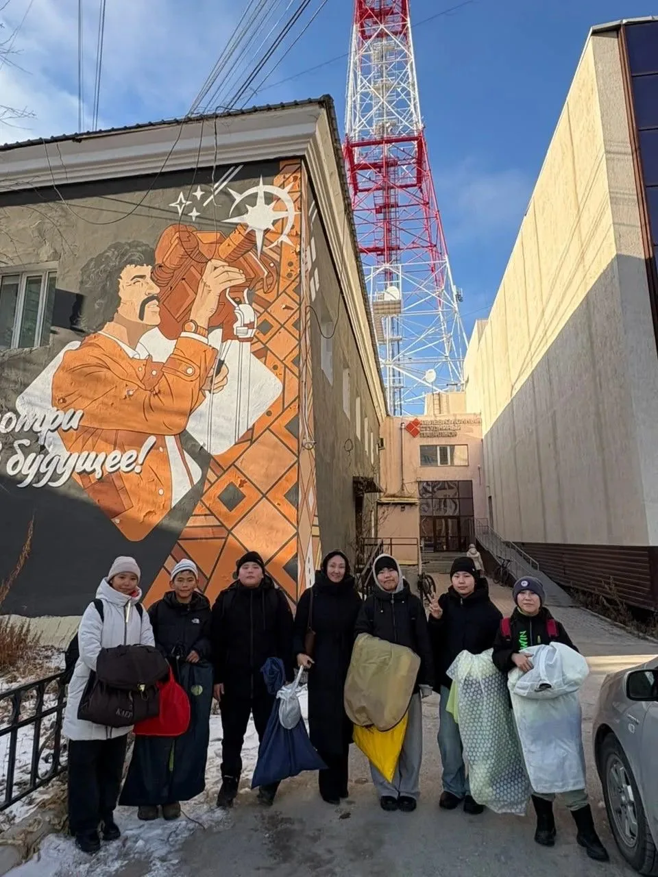 Алтынньы 11 күнүгэр, 6 кылаас үөрэнээччилэрэ, «Күөрэгэй» фольклорнай бөлөх оҕолоро: Ган...