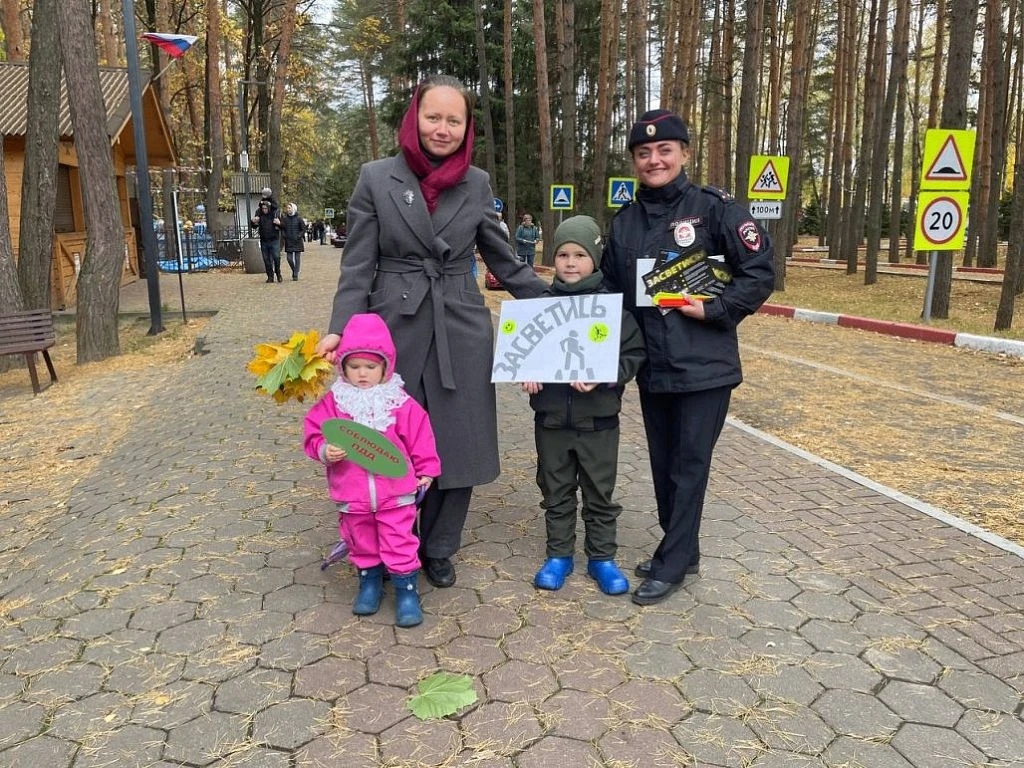 Госавтоинспекторы провели в парке «Ёлочки» акцию «Засветись! Стань заметнее на дороге!».