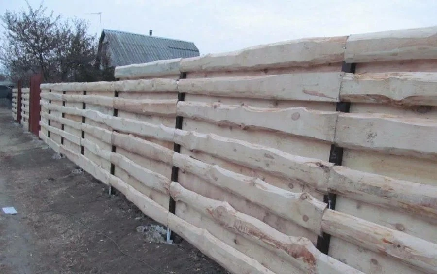 Забор из не обрезанной доски