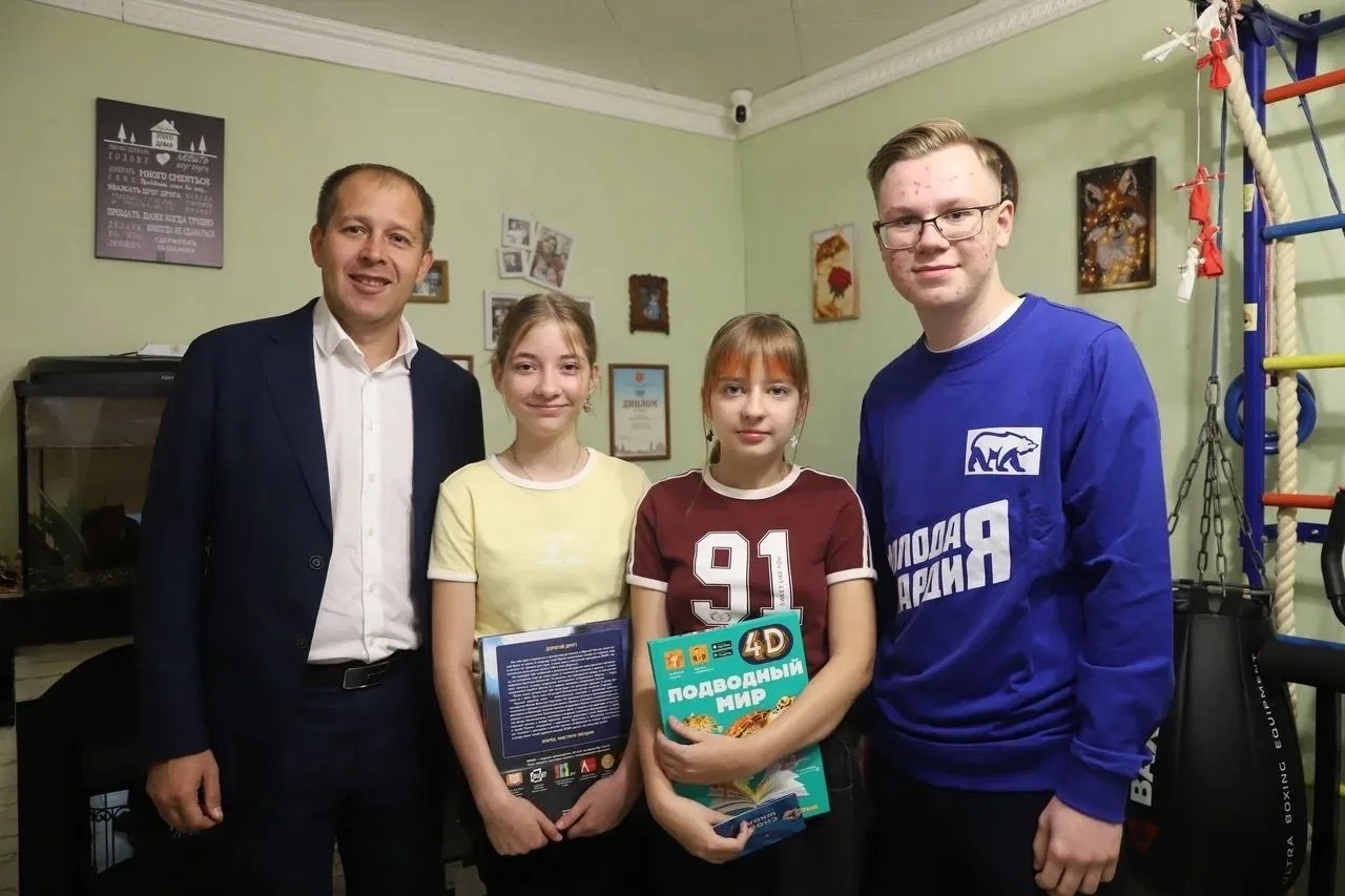 Депутат Тульской городской Думы, член фракции «Единая Россия» Александр Шахов вместе с ...