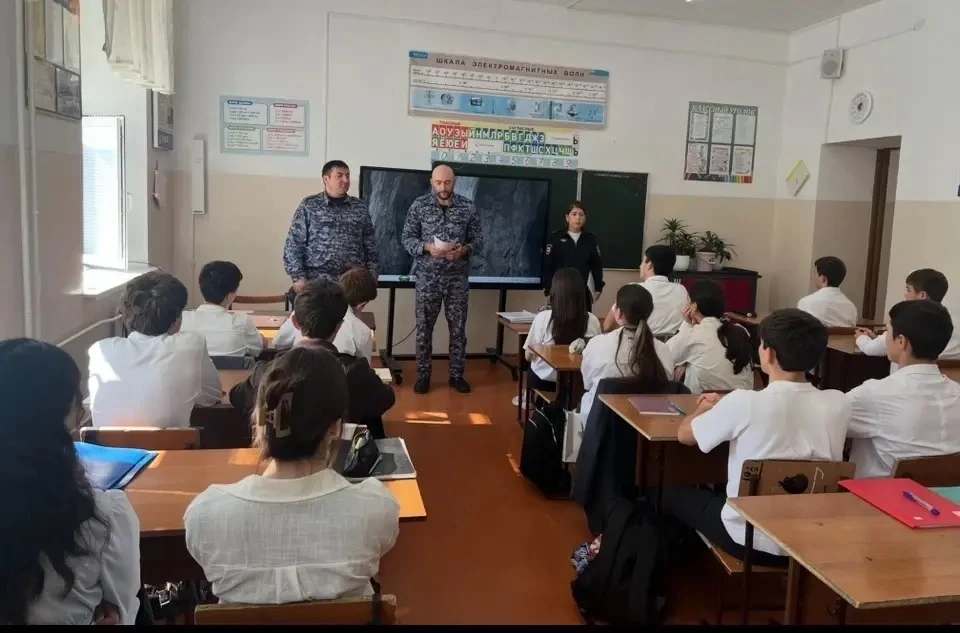 👮‍♂️8 октября в 11 «Б» классе состоялась встреча с работниками Росгвардии, командиром ...