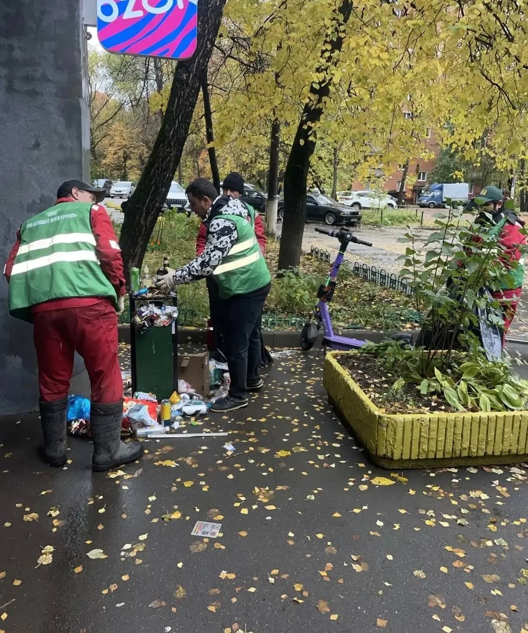 Коммунальщики продолжают разгребать мусорные завалы в Химках 🗑️