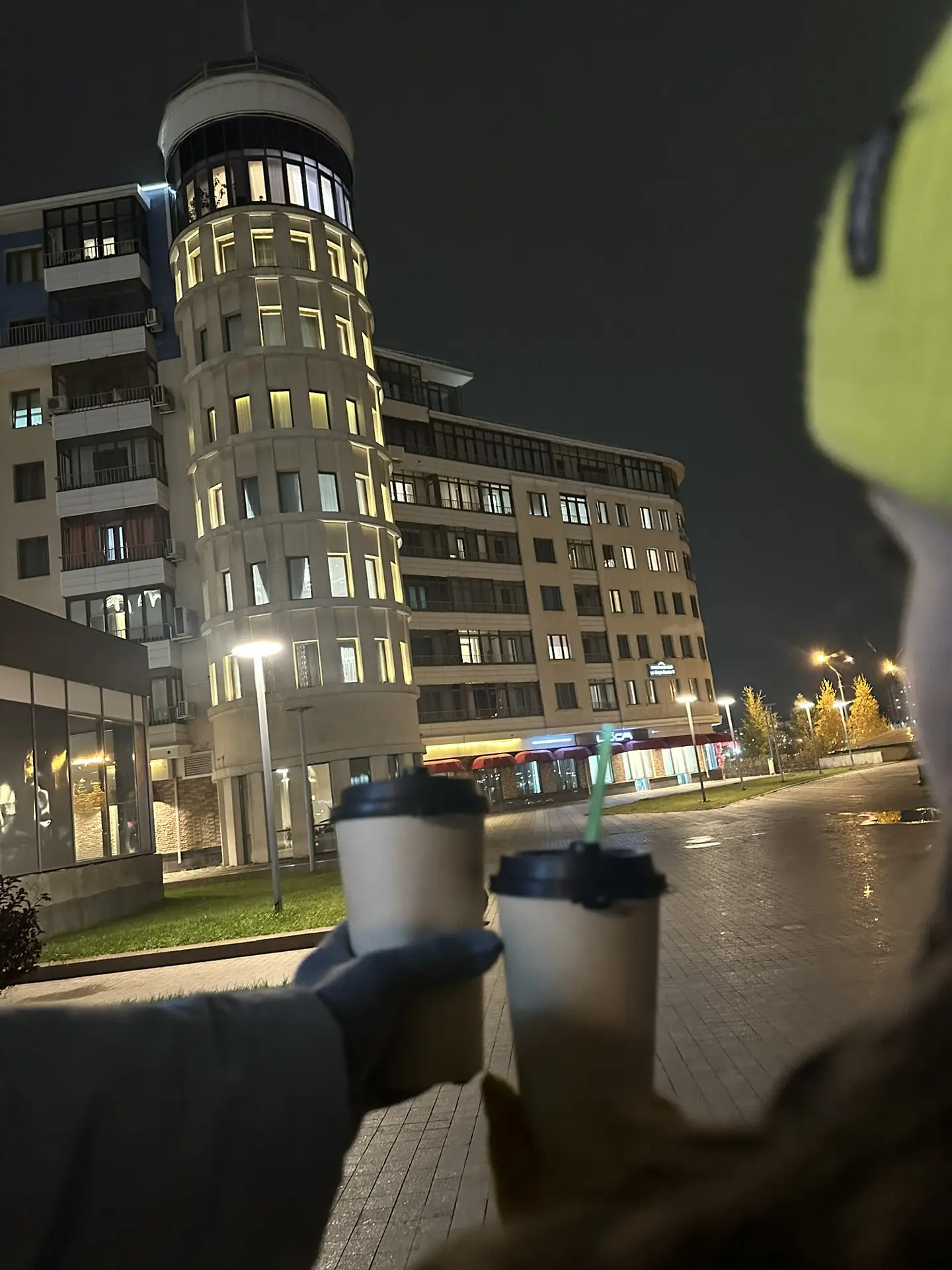 В холодные осенние вечера дома всё равно не сидится. Пошли с Софой погулять, взяли по к...
