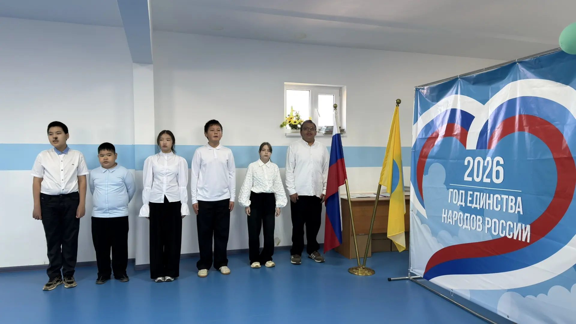 ⚪️ Понедельник в нашей школе начался традиционно — с линейки, выноса флага и гимна, кот...