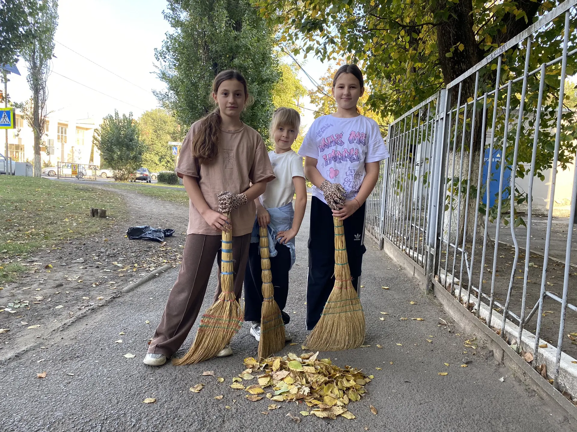 Осенний субботник: 3–4 классы наводят чистоту!💫🍂