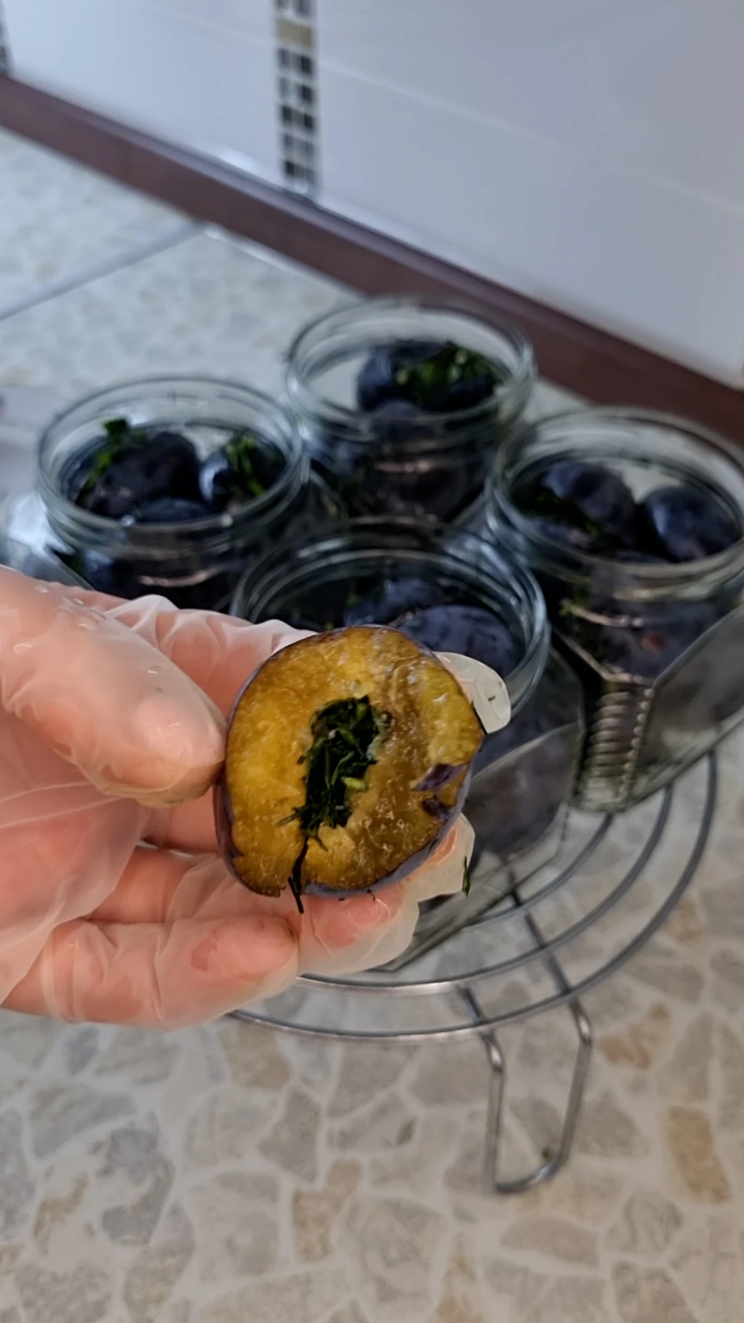 РЕЦЕПТ ЗАКУСОЧНОЙ СЛИВЫ С ПРЯНОЙ ЗЕЛЕНЬЮ