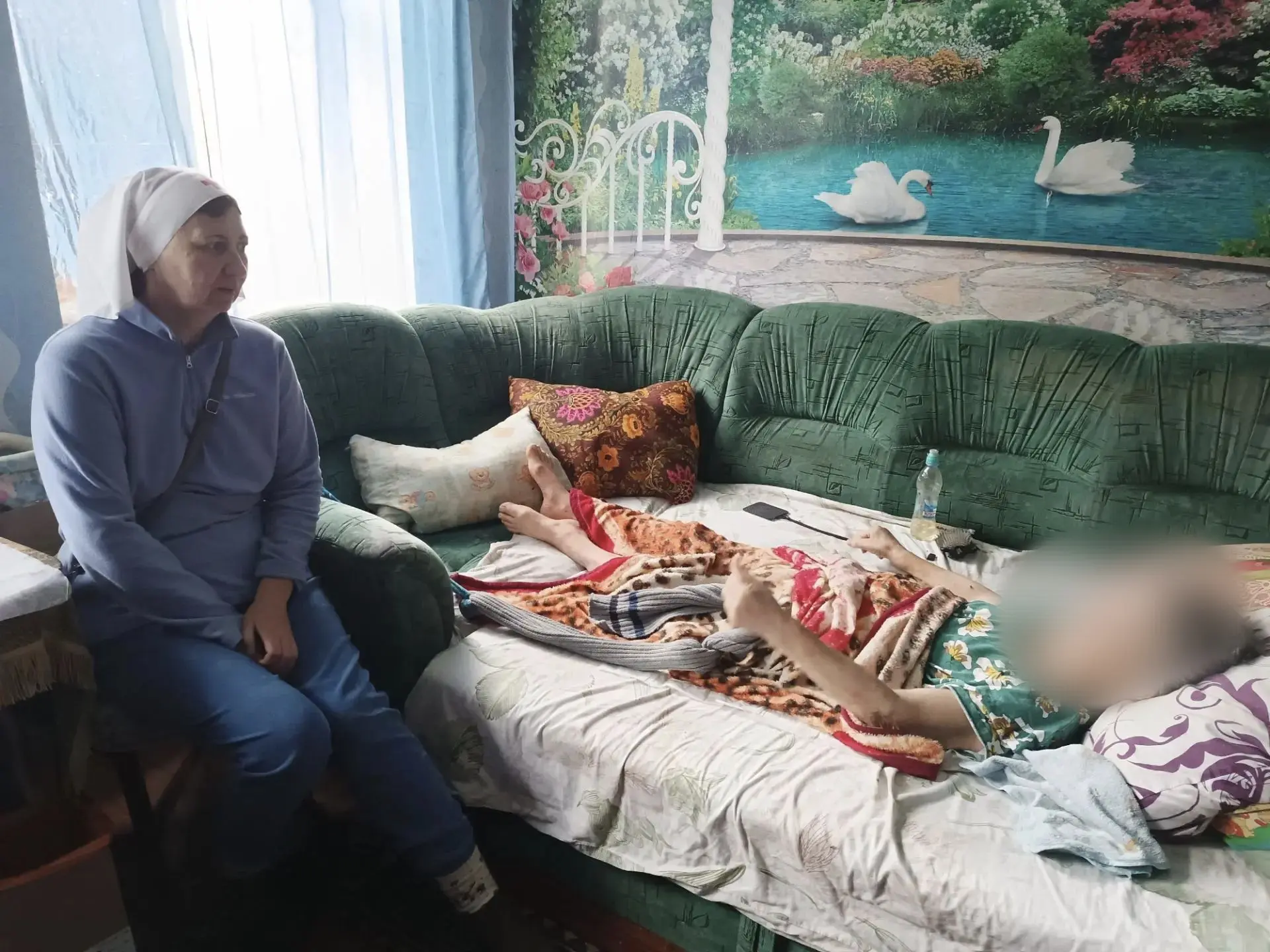 Сегодня сёстры милосердия навестили свою подопечную Марию. Они поинтересовались её само...