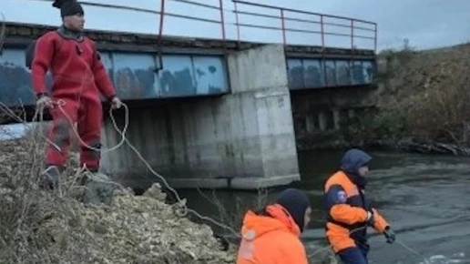 Поиски рыбаков под Назарово: водолазы обследовали дно, но отца и сына не нашли