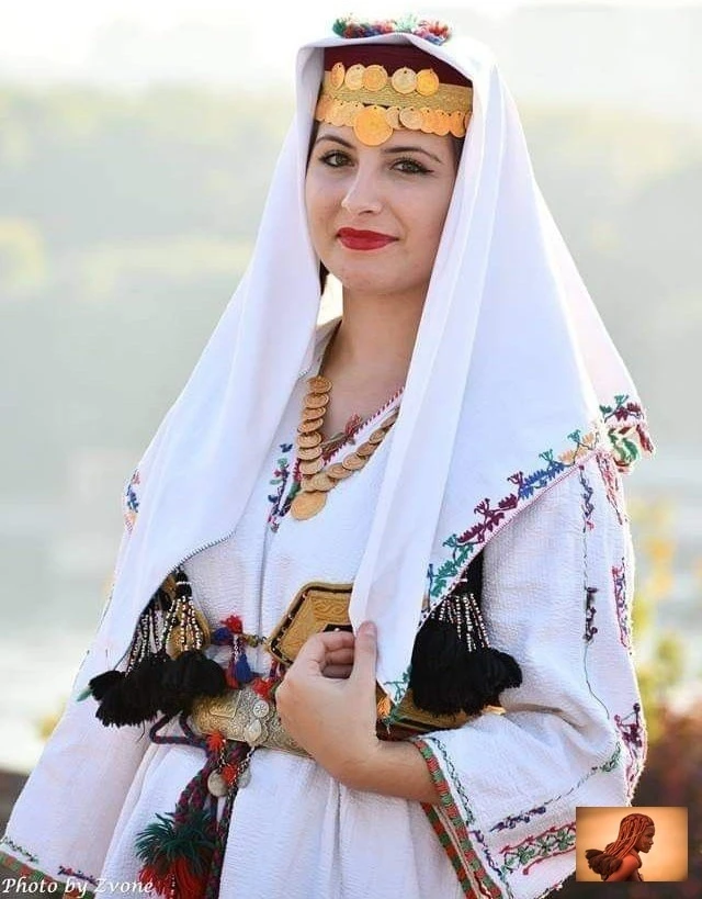 Босняки (боснийцы, муслимане; самоназвание − бошняки) − южнославянский народ, населяющи...