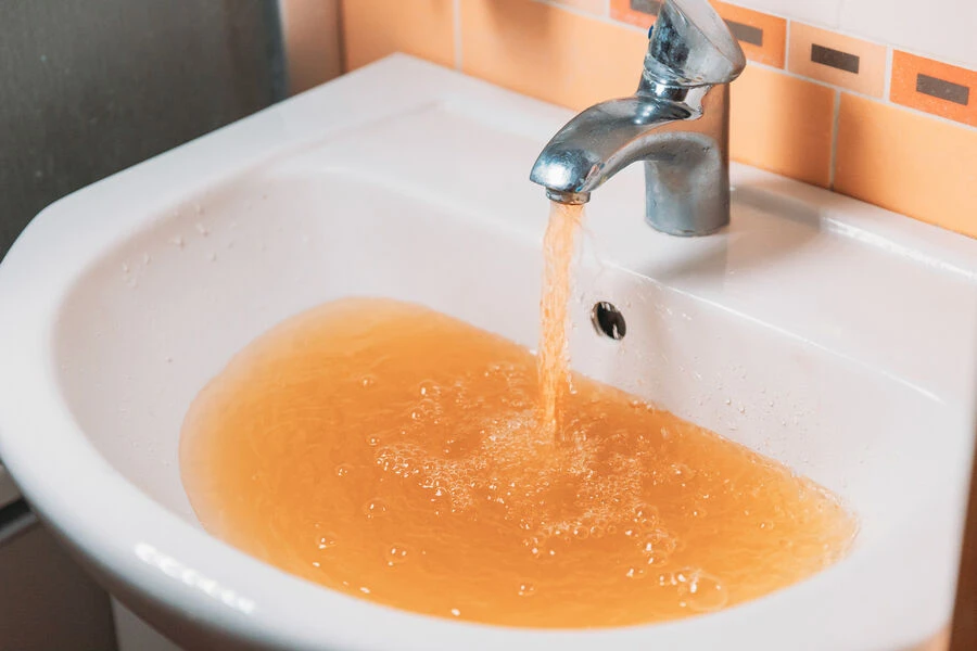 🚰 В Георгиевском округе не утихает скандал из-за грязной воды в кранах.