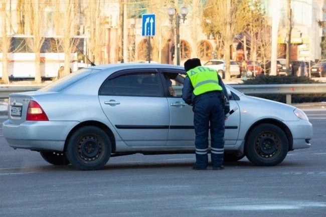 В Рязанской области водитель пытался дать взятку инспектору ДПС