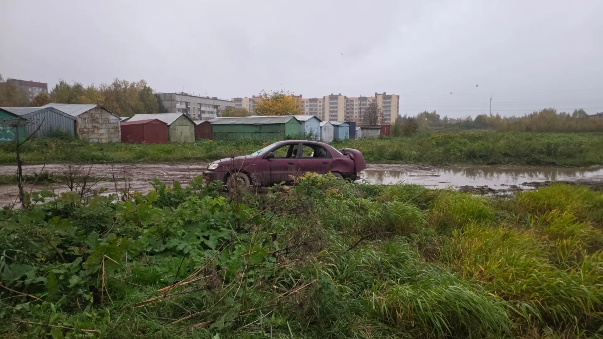 Никто не терял? Стоит на поле в грязи. Номеров нет, стекла в дверях разбиты.