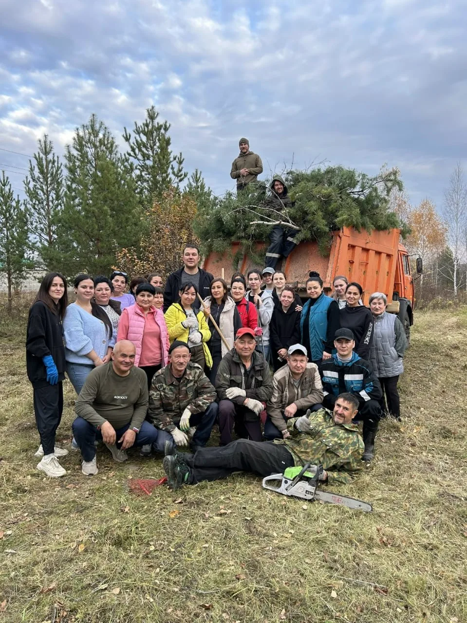 🌳 В Азнакаево молодёжь вышла на субботник в парк Молодожёнов