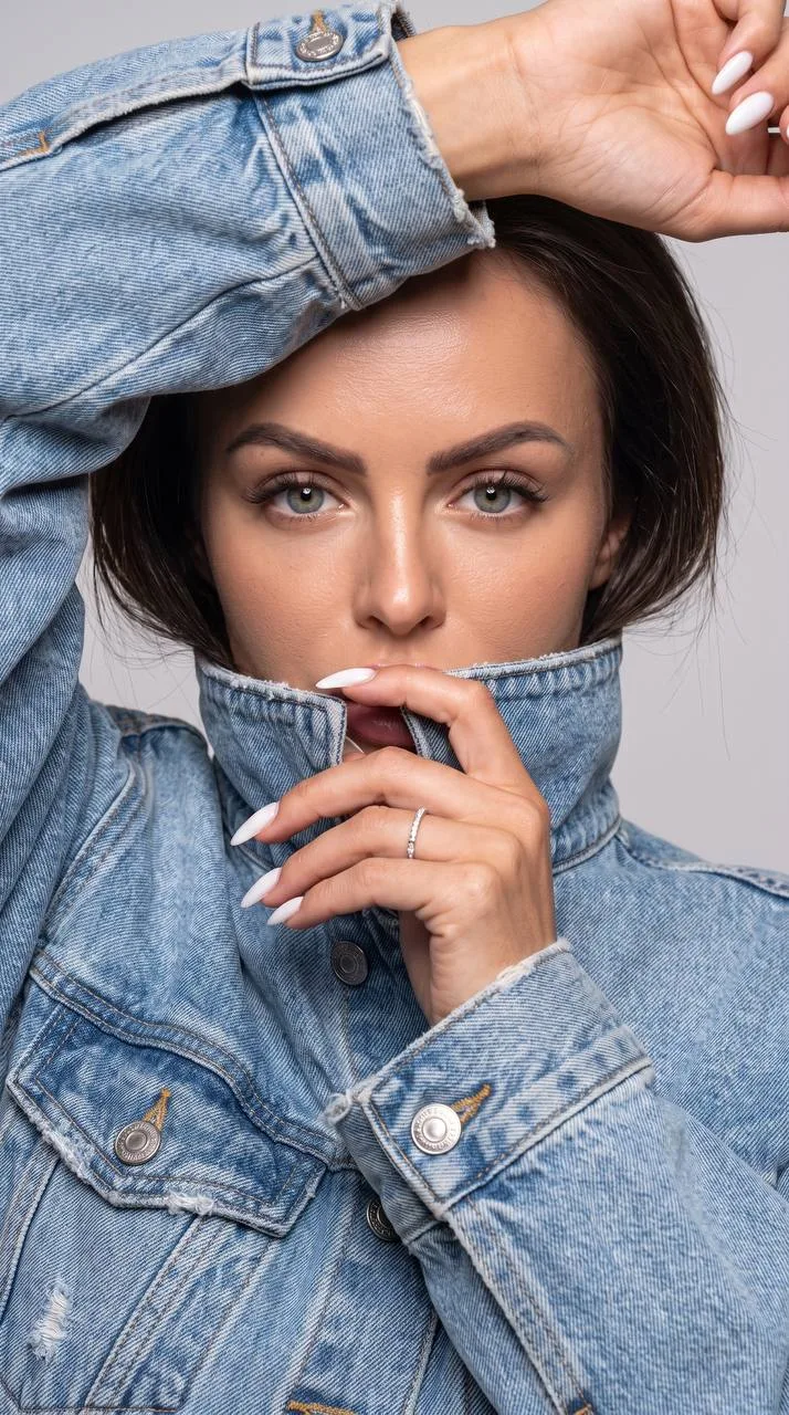👀 Взгляд из-за воротника