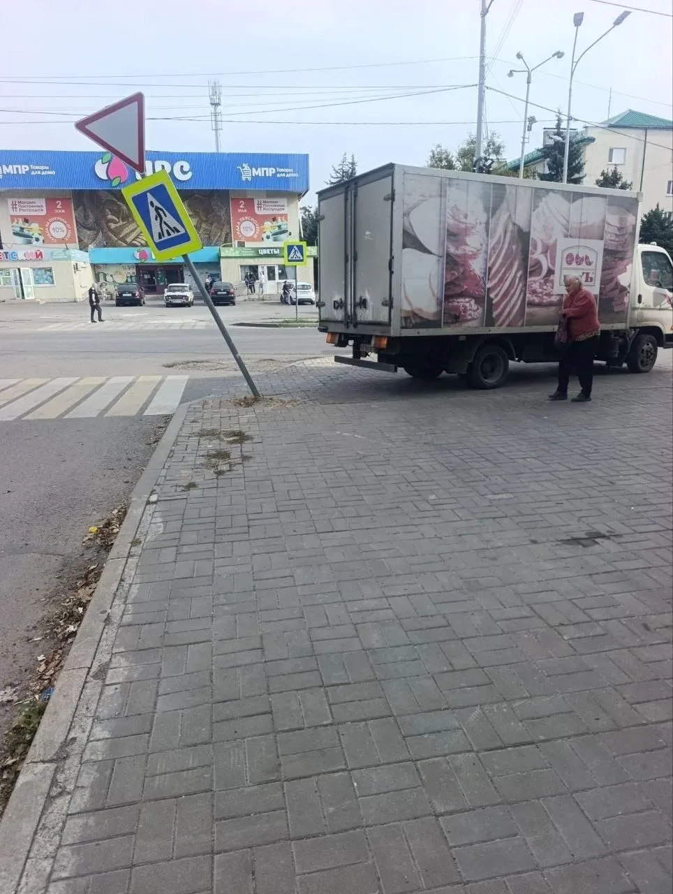 ❗️ Пишут: на Пересечение ул. Балагура и ул. Карпинского, повредил столб со знаком и сва...