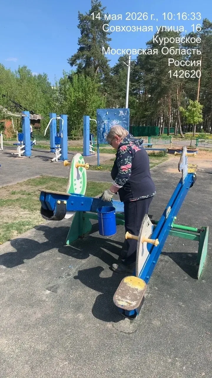 Детские площадки заиграли новыми красками — они тщательно покрашены и готовы дарить рад...