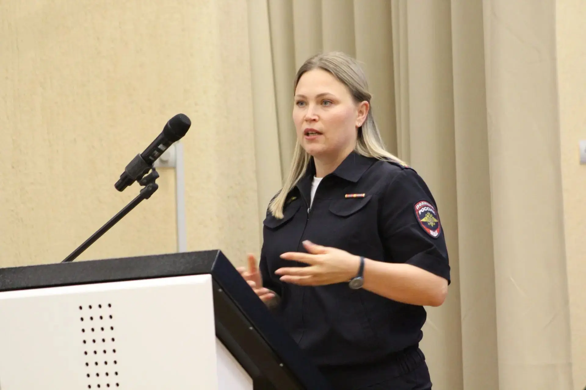 🤝 «Говорим открыто»: в Алтайском крае родители и эксперты обсудили безопасность детей