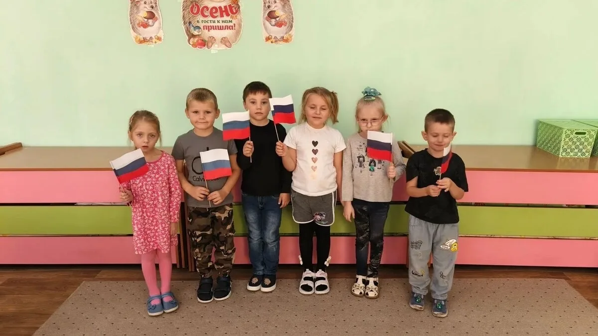 В детских ручках – маленький флажок,