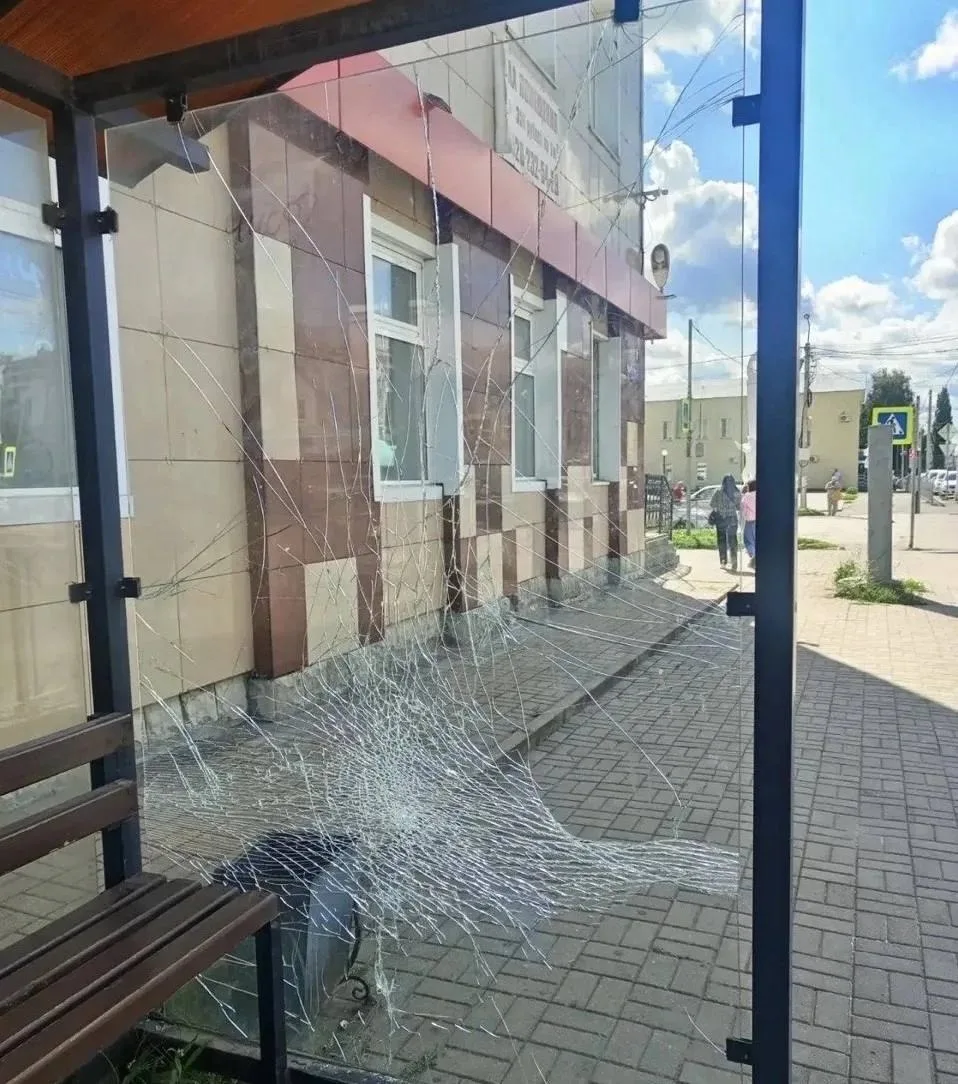 🚨 Вандал разбил остановку общественного транспорта ради забавы