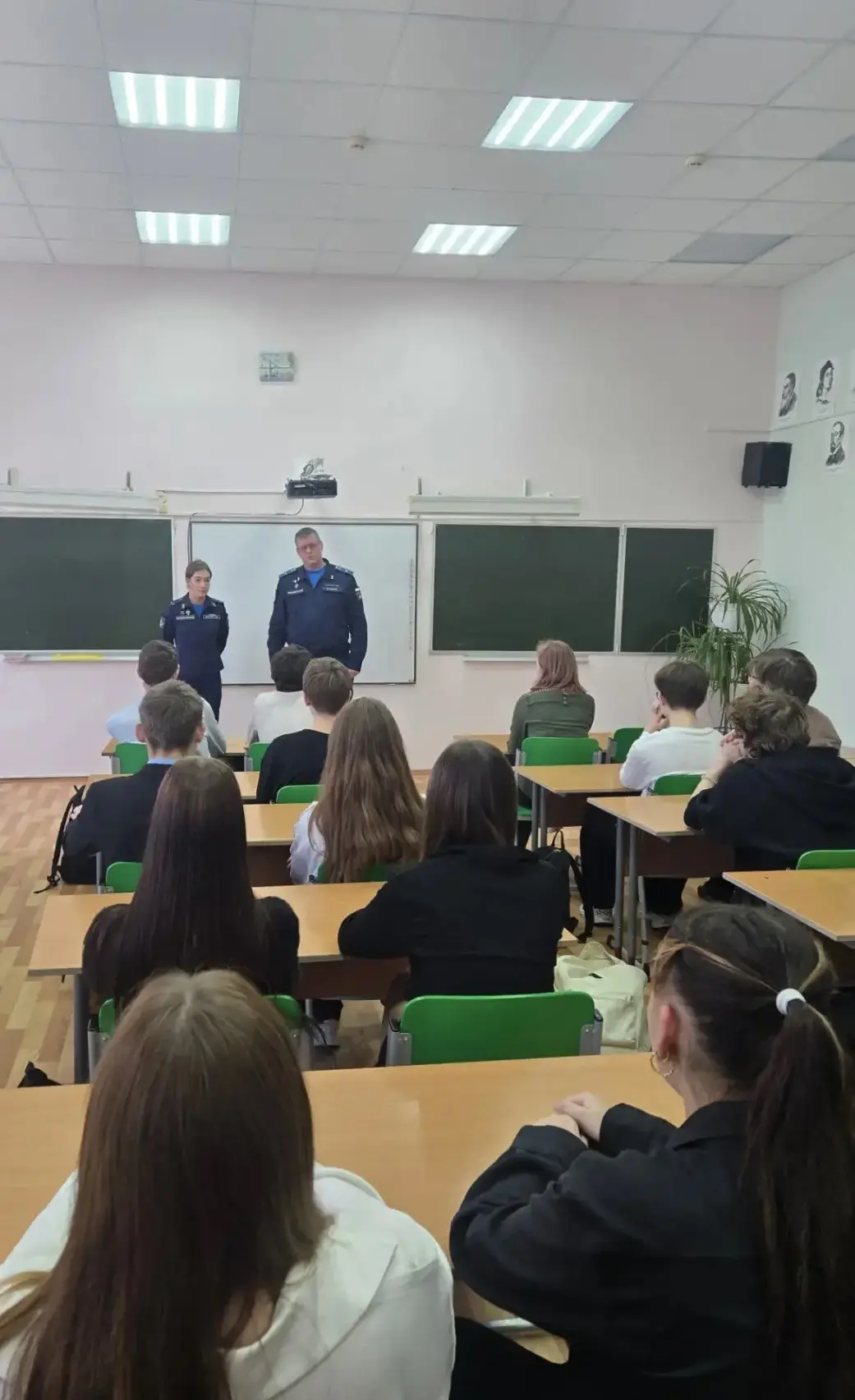 🪖В нашей школе прошла встреча девятиклассников с представителями Военной академии возд...