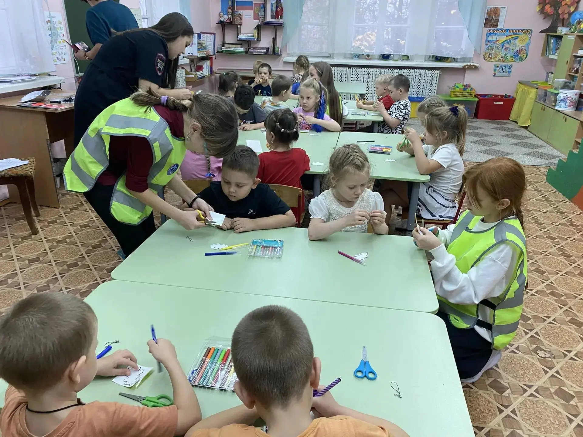 Юные инспекторы движения нашей школы провели настоящий мини-урок безопасности в детском...
