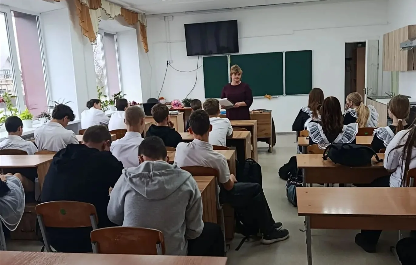 На встрече школьников с сотрудником Шатровской центральной библиотеки поговорили о зако...