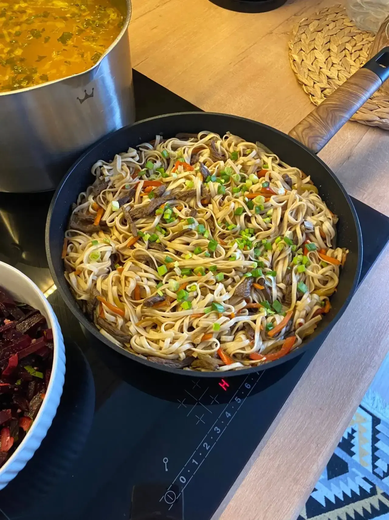 На ужин у нас сегодня говядина с овощами и лапшой в соевом соусе 😋