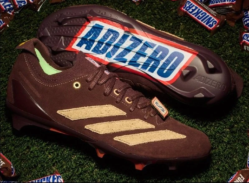 Adidas заколлабилась со Snickers и выпустила «шоколадные» бутсы.