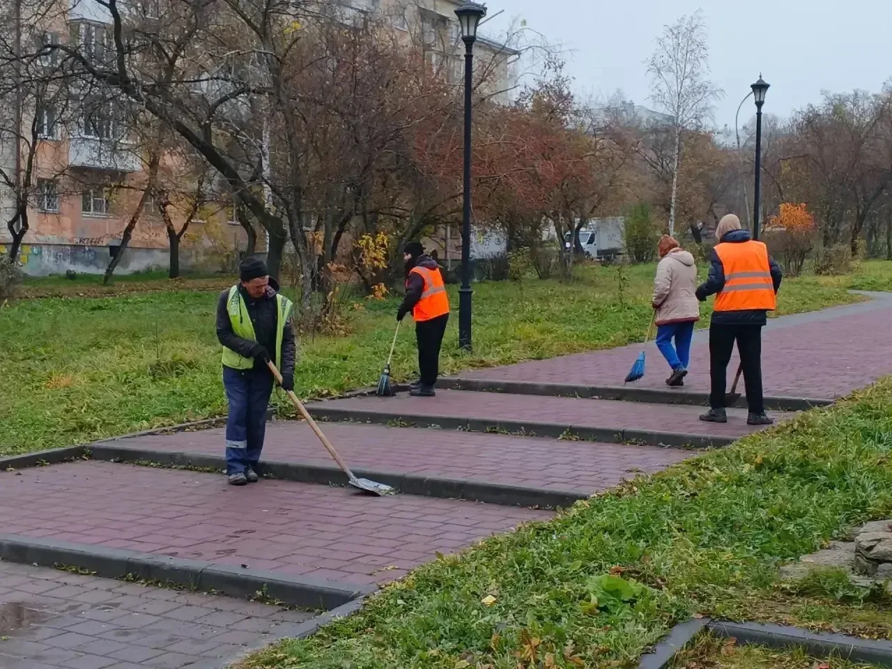 🚜 Асбест готовится к зиме: работы по благоустройству продолжаются