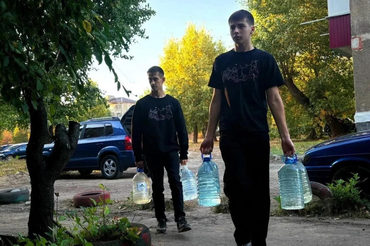 Активисты доставили воду пожилой женщине в Шахтерске