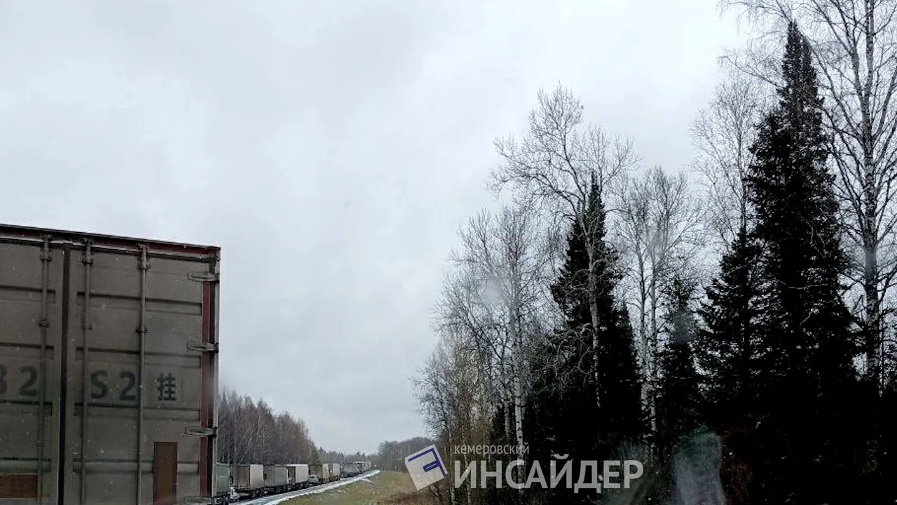 Снег, аварии и фуры: трасса из Кемерова в Красноярск встала в пробку ещё ночью