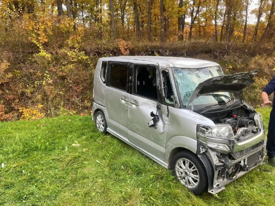 Неопытная автомобилистка перевернула машину с ребенком на трассе в Приморье