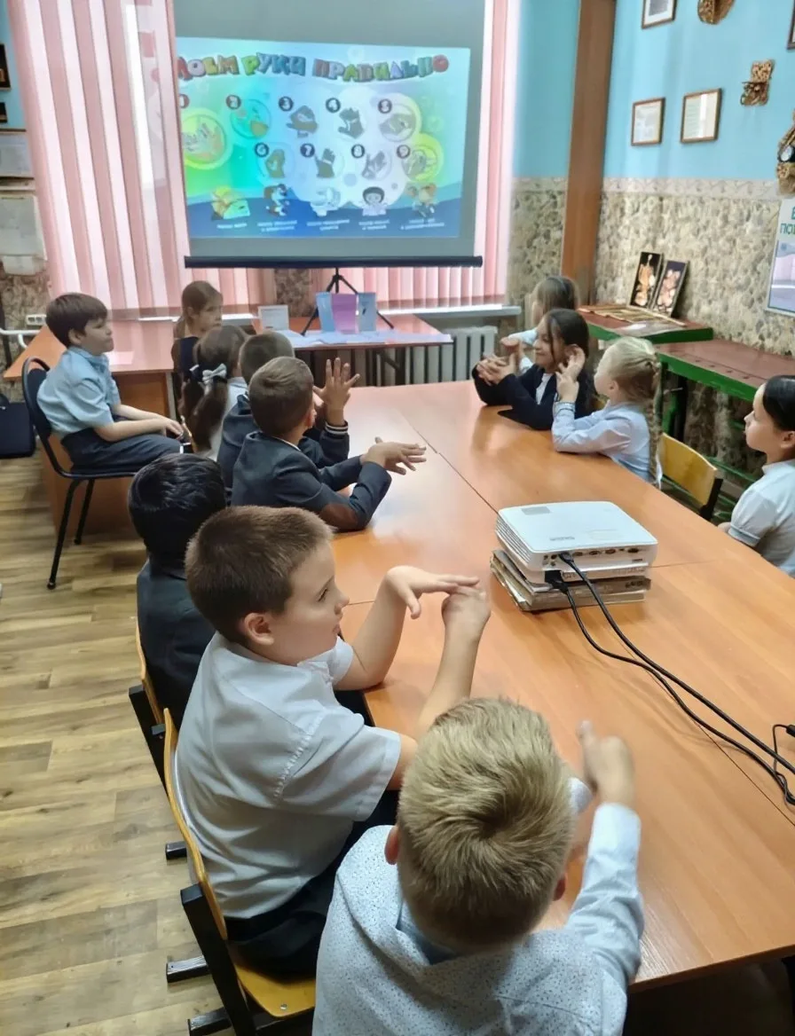Сегодня в доме детского творчества медперсонал провёл лекцию для ребят учащихся в школа...