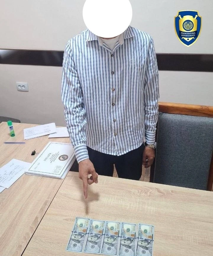 В Бухарской области врача задержали при получении $500 за медицинскую справку