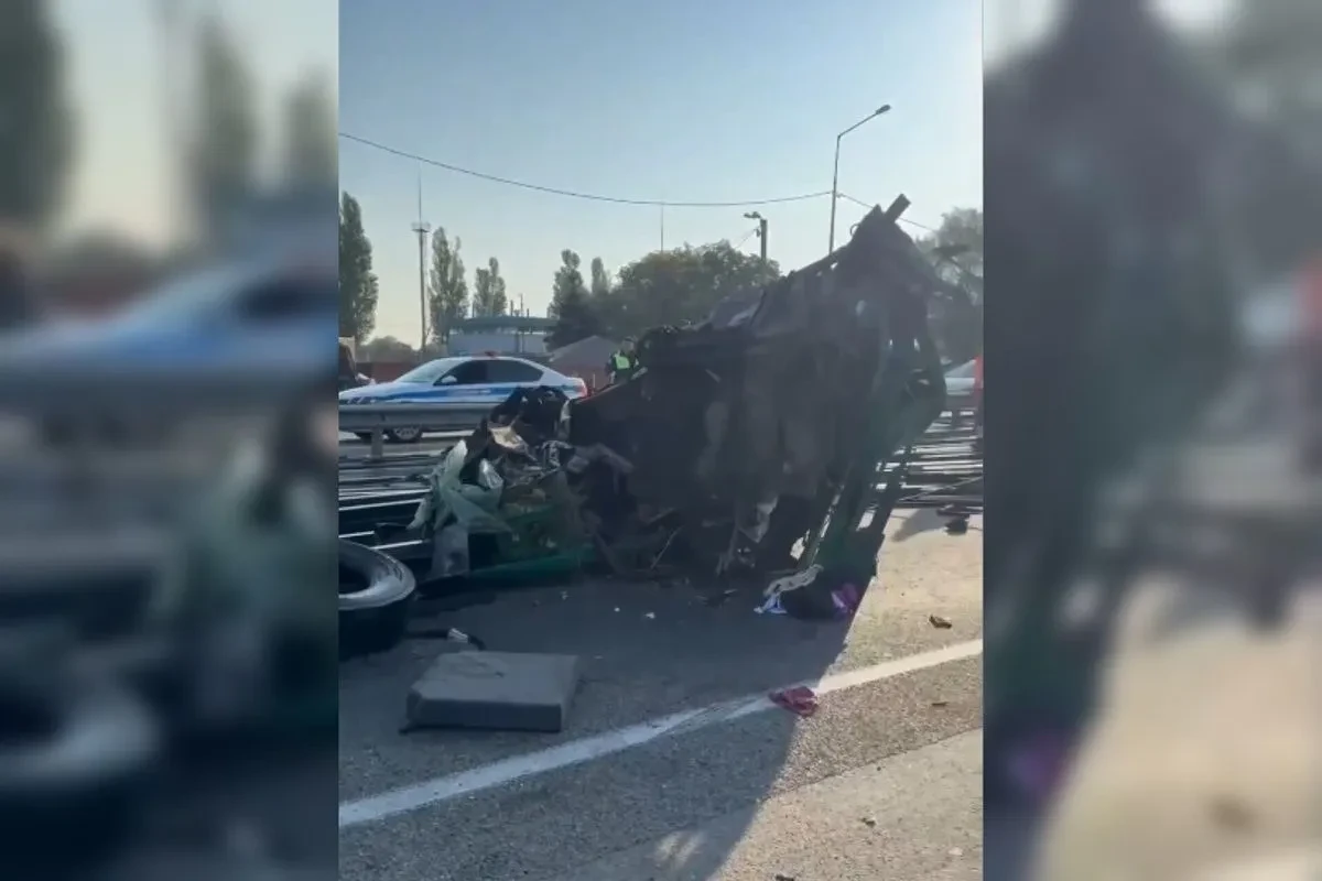 На Кубани выпавшие из грузовика трубы спровоцировали массовое ДТП