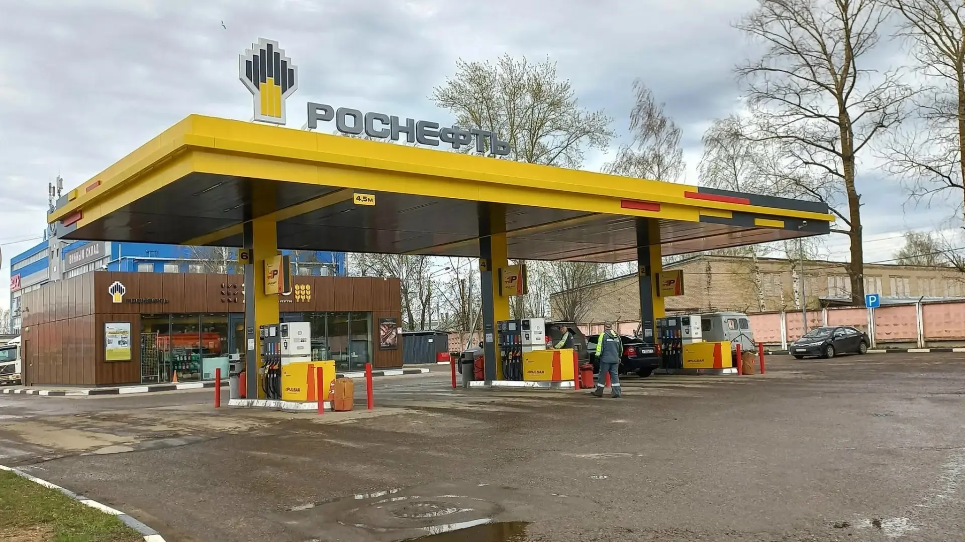 На заправках Роснефти в Костроме подняли лимит топлива до 50 литров.