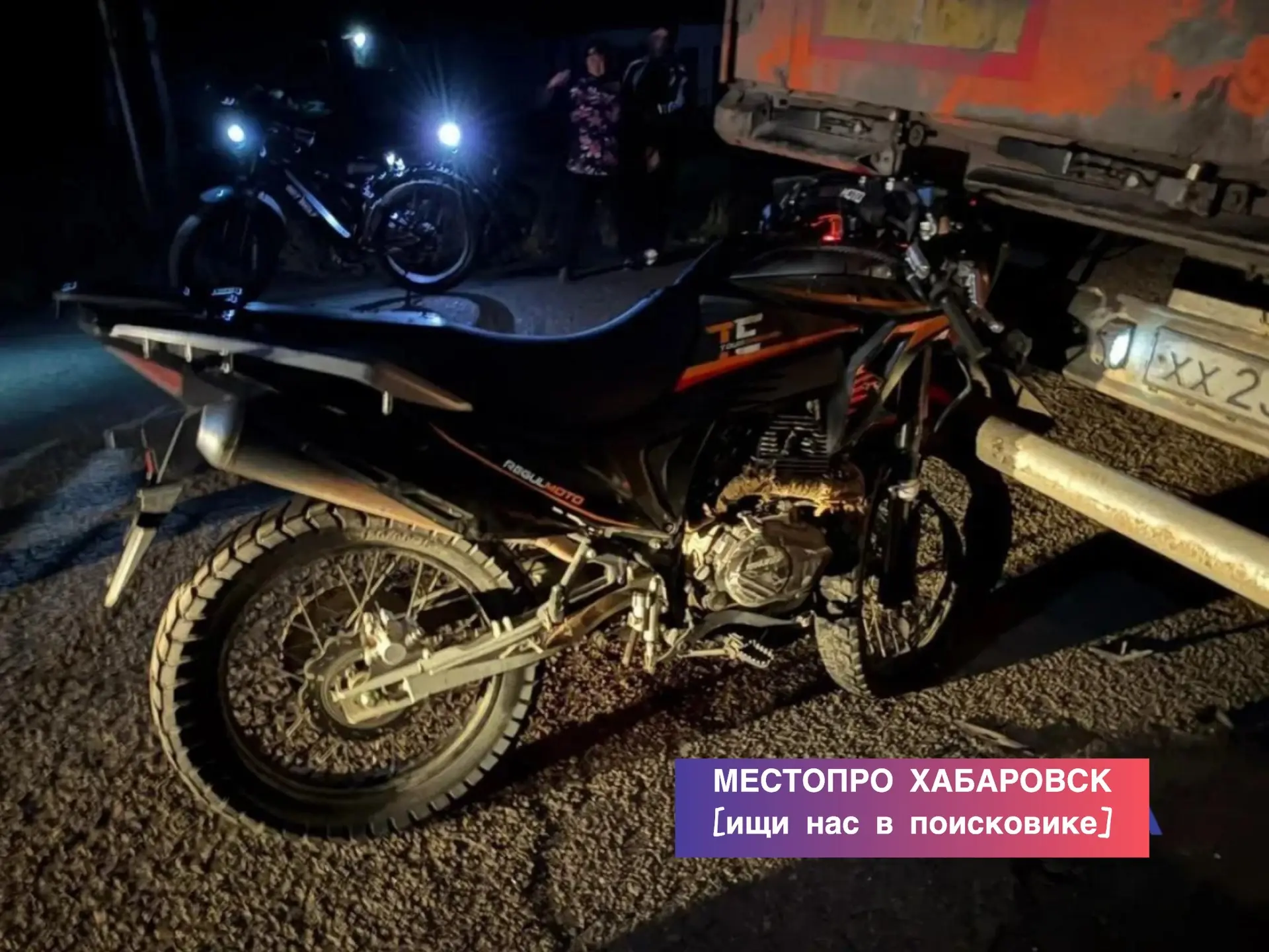 Слепая смерть: мотоциклист погиб на неосвещенной трассе, врезавшись в припаркованный гр...