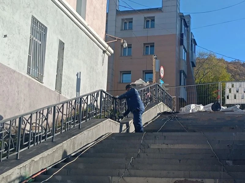 В центре Петропавловска ремонтируют три лестничных перехода