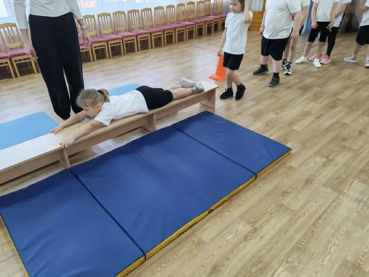 🤸‍♂️ Ловкие и смелые — группа «Ладушки» на физкультуре!