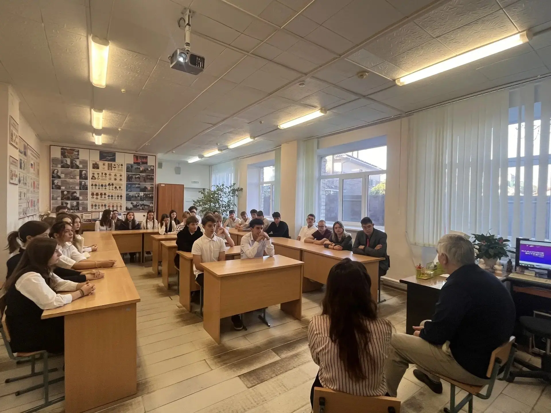 "Классная встреча" с первым медалистом школы