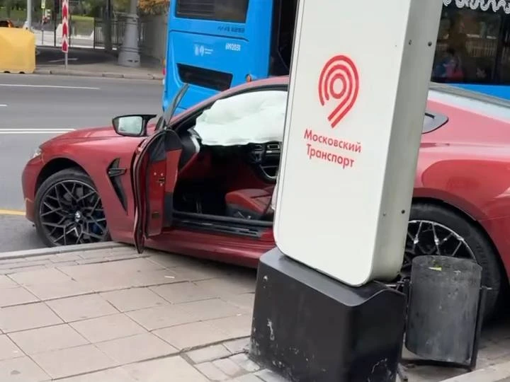 BMW влетел в остановку с людьми на Проспекте Мира