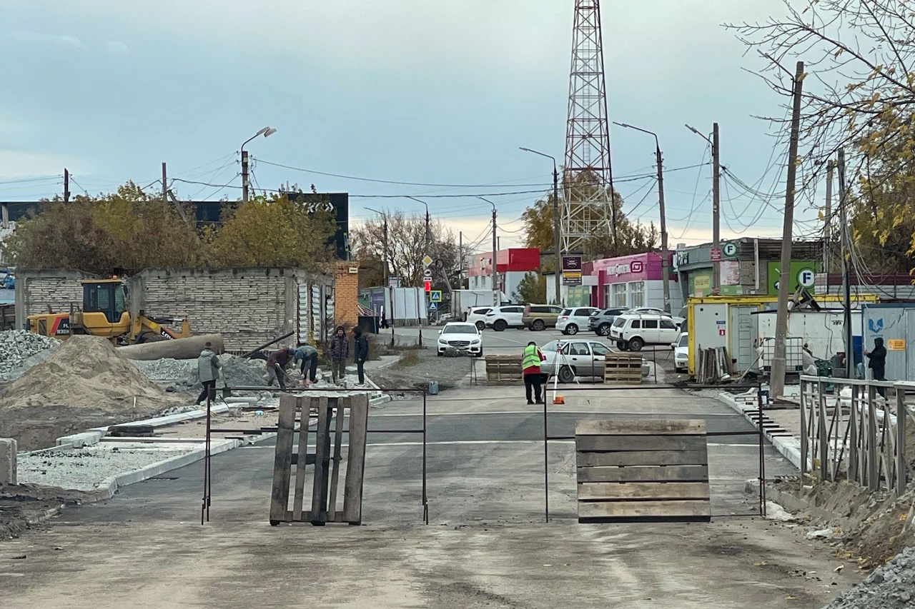 🛣 Тем временем на границе Оби и Толмачёво дорожники заасфальтировали мост через реку В...