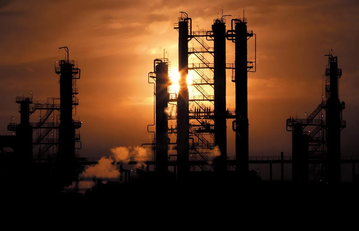 МЭА ждет минимальных объемов переработки нефти в мире в октябре