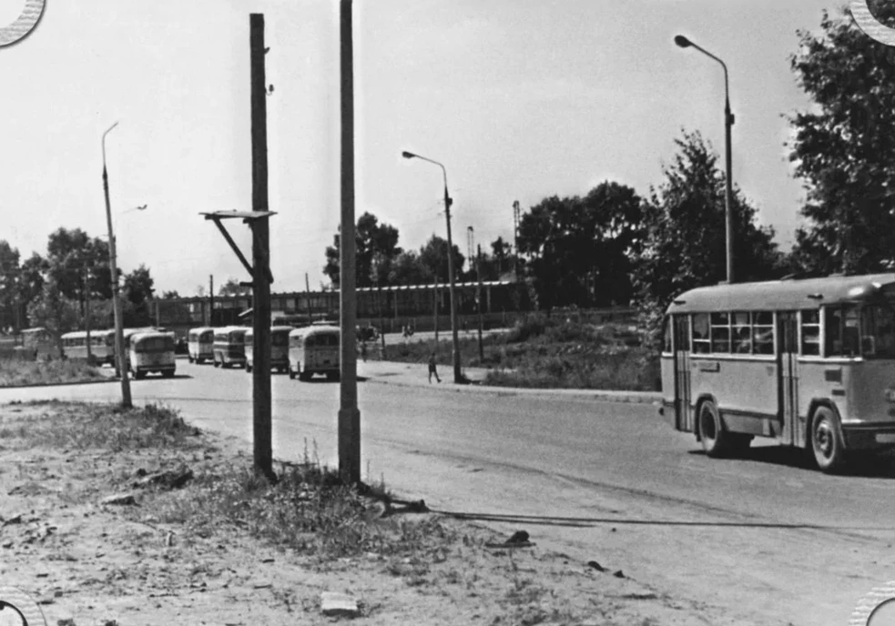 Конечная остановка автобусов у станции Крюково, 1969 год.